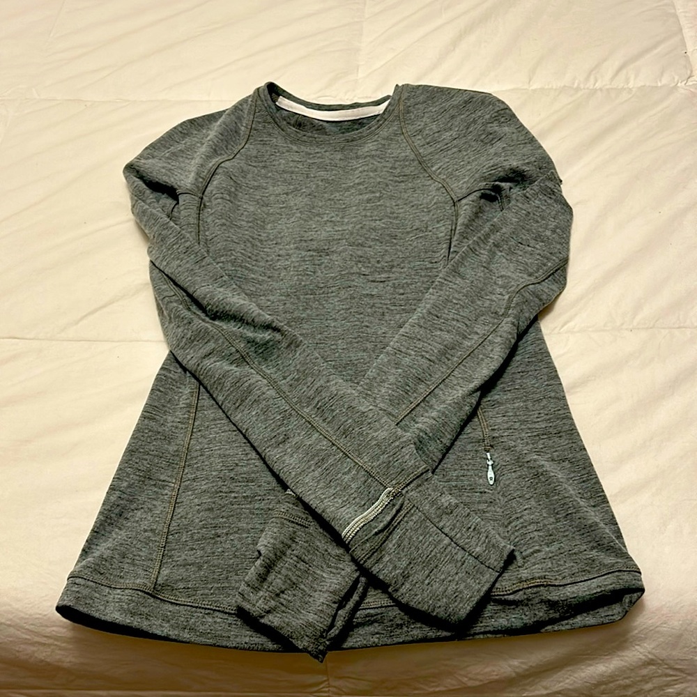 Lululemon long sleeve grey top.